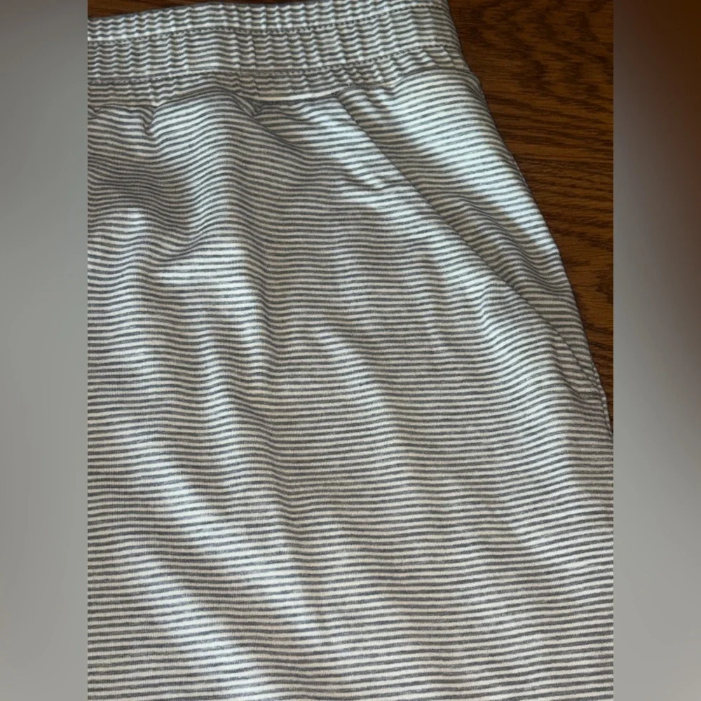 Toad & Co. lightweight Seersucker Skirt. Gray & White. Size Large.